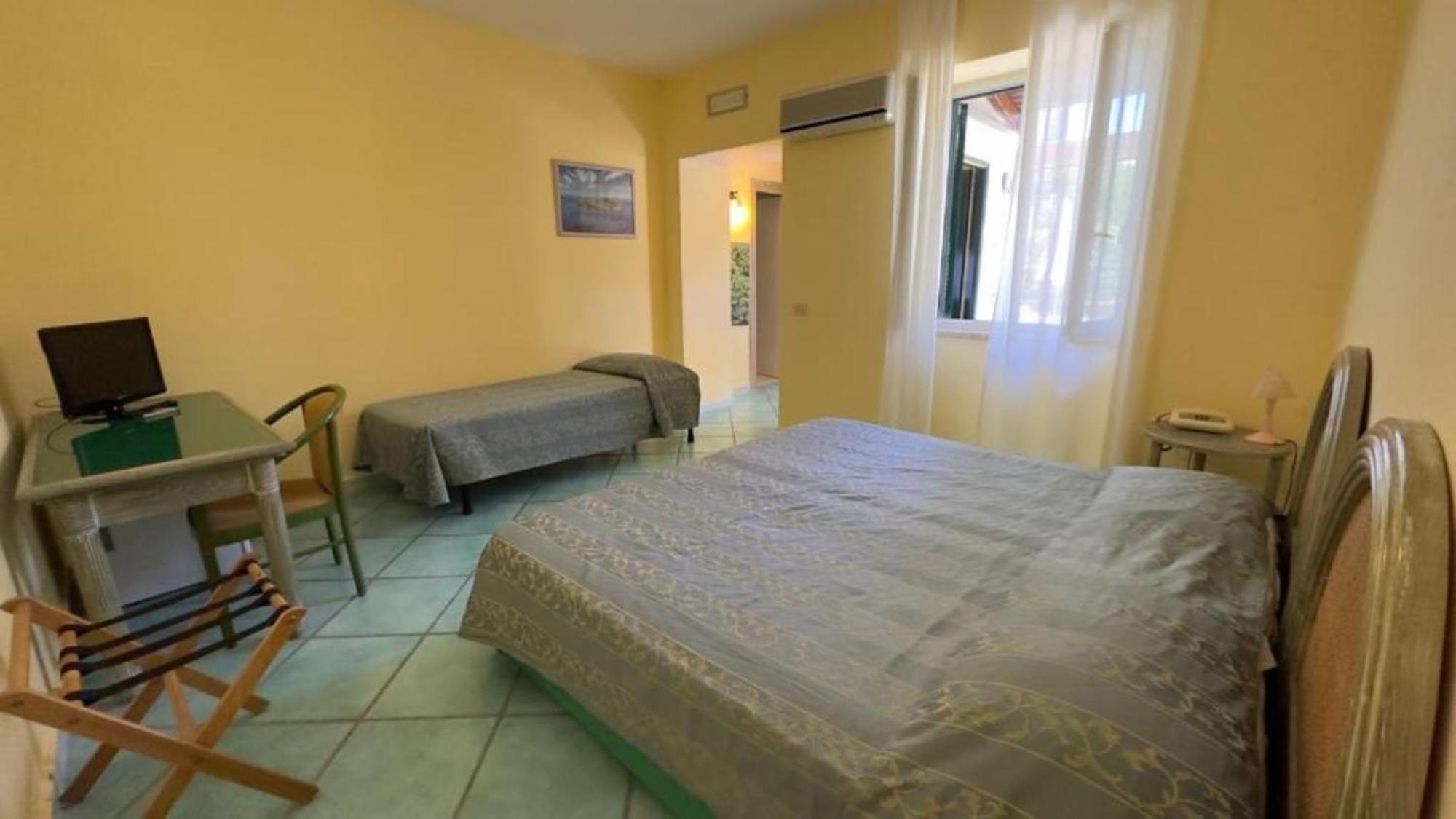 Hotel Oasi Castiglione Casamicciola Terme Habitación foto
